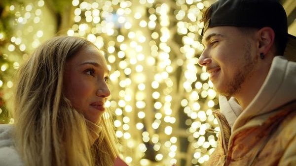 Voltaj, despre videoclipul piesei ELECTRIC: "Culoare, energie, iubire. Cred că avem nevoie cu toții de aceste lucruri, &icirc;ntr-o societate care tinde să devină tot mai blazată, divizată și tristă"