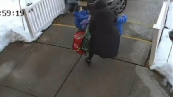 Momentul &icirc;n care o mamă &icirc;ncearcă cu disperare să-și salveze copiii striviți de o mașină. CE S-A DESCOPERIT despre șoferul autoturismului este REVOLTĂTOR. Modul &icirc;n care s-a dat jos din mașină și ce a făcut imediat după...