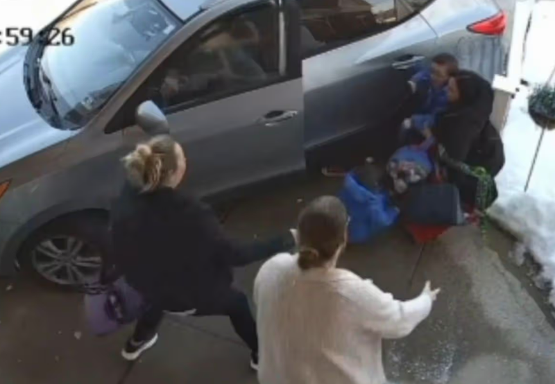 O mamă își salvează copiii de sub roțile unei mașini