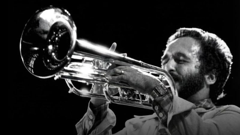 Fanii sunt &icirc;ndurerați după moartea unui ARTIST CELEBRU. Viața  și muzica lui au inspirat milioane de oameni:&nbsp;"&Icirc;i depl&acirc;ngem absența, dar &icirc;n același timp ne bucurăm de darul etern al muzicii sale și..."