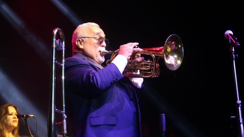 Legenda muzicii salsa, Willie Col&oacute;n, s-a stins din viață la 75 de ani. Omagiile curg acum ne&icirc;ncetat pe rețelele sociale. Familia artistului: &bdquo;Deşi &icirc;i pl&acirc;ngem absenţa, ne bucurăm totodată de darul etern al muzicii sale și de...&rdquo;