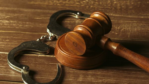 Ce pedeapsă a primit bărbatul din Iași care și-a atacat soția cu un ciocan și i-a dat foc &icirc;n fața blocului? Acesta fusese eliberat condiţionat și ar fi plănuit fapta &icirc;ngrozitoare &icirc;n perioada petrecută &icirc;n &icirc;nchisoare