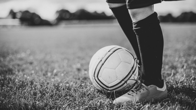 Doliu &icirc;n lumea fotbalului! Un t&acirc;năr de doar 25 de ani a murit, după ce s-a prăbușit brusc pe teren la finalul unui meci. El a fost transportat de urgență la spital, &icirc;nsă medicii nu au mai reușit să &icirc;l salveze