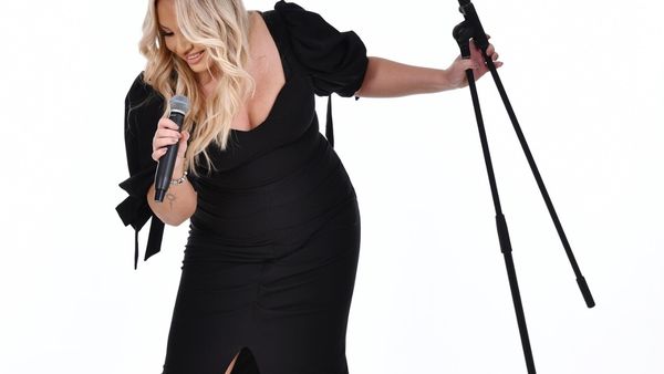 La mulți ani, AVA! Frumoasa artistă &icirc;și serbează de Dragobete ziua de naștere