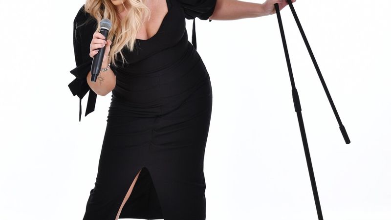 La mulți ani, AVA! Frumoasa artistă &icirc;și serbează de Dragobete ziua de naștere