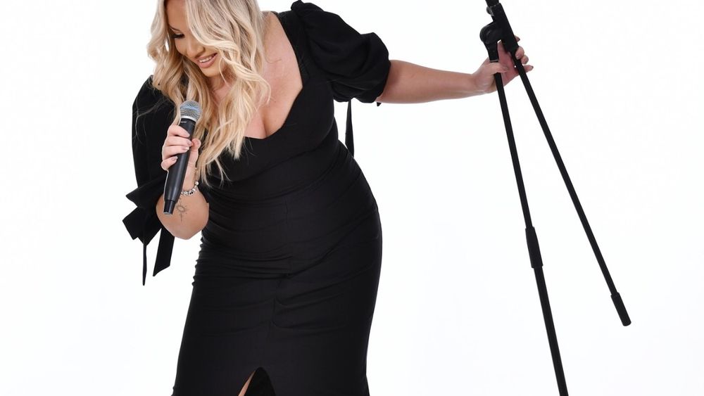 La mulți ani, AVA! Frumoasa artistă &icirc;și serbează de Dragobete ziua de naștere