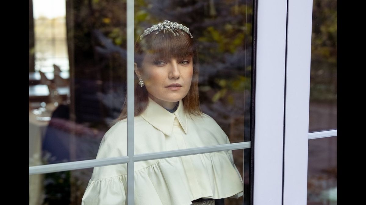 Alexandra Ungureanu a lansat piesa "Iubește-mă din văzut"