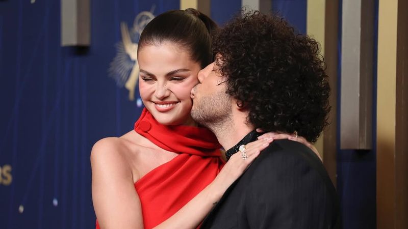 Critici dure la adresa lui Benny Blanco! Celebrul producător muzical a scandalizat internauții cu apariția din primul episod al podcastului său: &bdquo;Selena trebuie să divorțeze de el și să găsească pe cineva mai bun&rdquo;