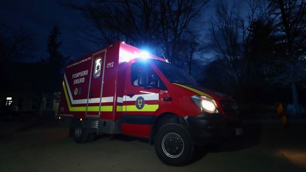 O femeie a fost rănită după ce a fost prinsă &icirc;ntre mașină și zid, &icirc;ntr-un incident care s-a petrecut &icirc;n doar c&acirc;teva secunde. La volan se afla fiul ei de 11 ani