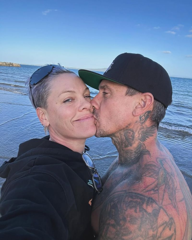 Pink, despre zvonurile conform cărora ar fi divorțat de soțul ei, Carey Hart