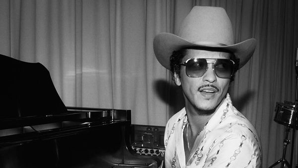 "Risk It All" este piesa care confirmă talentul uriaș al lui Bruno Mars. Noul single lansat deja ia cu asalt TOPURILE, iar ritmul, vocea și vibe-ul te vor cuceri instant