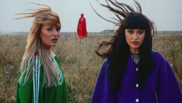 IRINA RIMES & DELIA - Petale