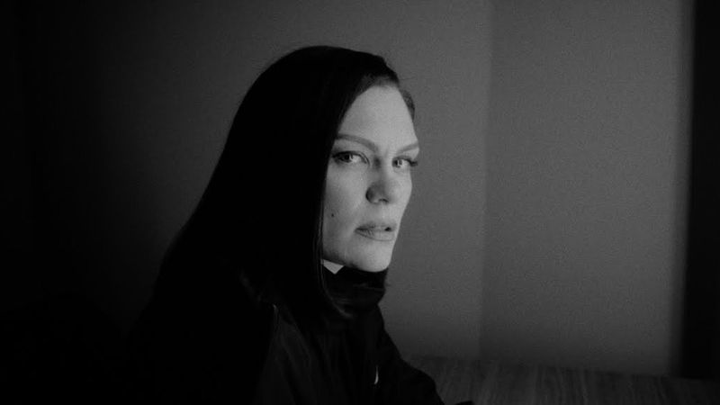 Jessie J, despre lansarea piesei I Don't Care: "Petrecem ani &icirc;ntregi făc&acirc;ndu-le loc &icirc;n viețile noastre oamenilor care nu vor fi niciodată capabili să ne &icirc;nțeleagă"