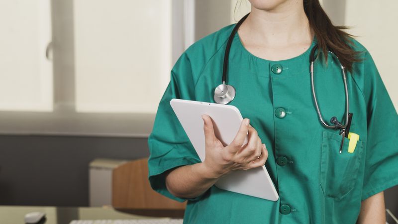 Cine era asistenta de 23 de ani din Constanța care s-a stins din viață subit c&acirc;nd a ajuns la serviciu? Decesul ei este &icirc;nvăluit &icirc;n mister: &bdquo;Era cu o colegă și a prins-o &icirc;n momentul &icirc;n care a căzut&rdquo;