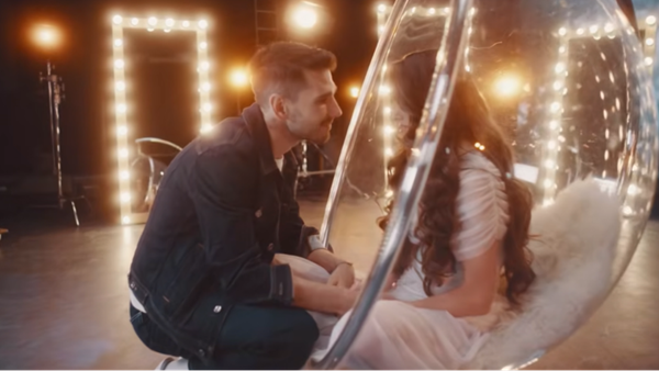 VIDEOCLIPUL piesei "Rai pe Păm&acirc;nt" a făcut fanii să pl&acirc;ngă. Cadrele cu Theo Rose și Damian Anghel sunt SPECTACULOASE: "&Icirc;n clip e puțin din povestea mea și a lui Anghel. Cam așa a fost: el venea să-mi..."