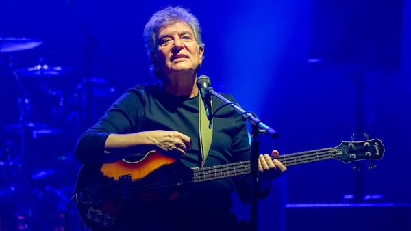 Durerea pierderii lui Mugurel Vrabete se simte la fiecare colț al scenei și &icirc;n inimile fanilor. CE S-A &Icirc;NT&Acirc;MPLAT la ultimele concerte&nbsp;cu basistul trupei Holograf? Oamenii NU AU PUTUT SĂ CREADĂ c&acirc;nd au văzut: "De ce a..."