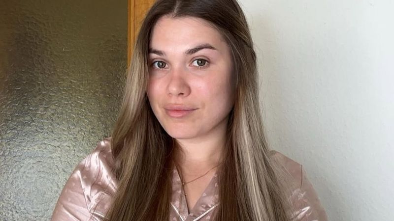 VIDEO Alina Mădălina, nevoită să intre pe LIVE la 5 dimineața. Tiktokerița tremură toată&nbsp;de FRICĂ și DISPERARE, implor&acirc;ndu-l pe iubitul ei. Internauții sunt socați DE CE AU AUZIT: "Astfel de &icirc;nregistrări nu e ok să apară &icirc;n online. Să sune poliția că..."