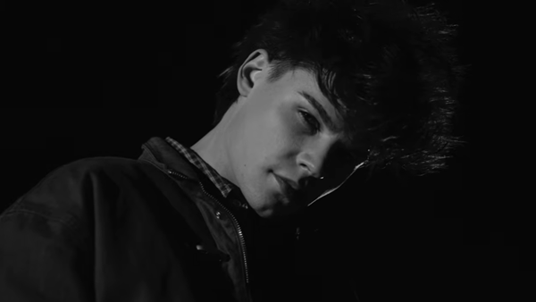 Cristian Porcari &icirc;și &icirc;nc&acirc;ntă fanii cu o piesă pe care NU O VEI SCOATE DIN PLAYLIST. "Ultima Oară", EXPLOZIE de reacții: "Este cea mai sinceră piesă pe care am putut să o scriu"