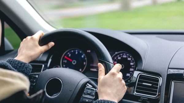 ATENȚIE, șoferi! Ce schimbări ar putea avea loc &icirc;n CODUL RUTIER? Amenzile ar putea fi plătite direct la polițiști, iar anumiți conducători auto nu vor mai avea voie pe autostrăzi şi drumuri expres