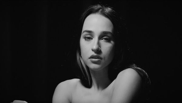 Holy Molly, despre povestea albumului "Puls". CE S-A &Icirc;NT&Acirc;MPLAT &icirc;n timpul realizării: "Sute de foi scrise, de g&acirc;nduri ascunse, de dorințe care au luat..."