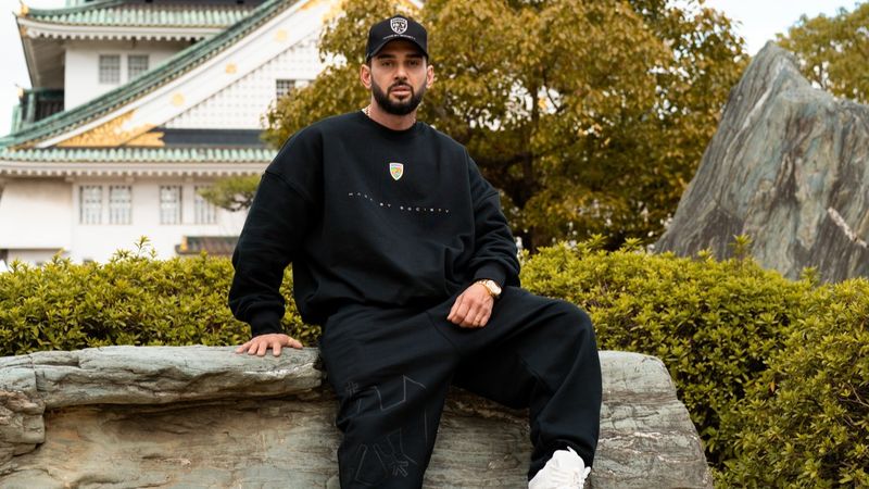 Dorian Popa și-a creat propria ținută pentru muncă &icirc;n folosul comunității. MESAJUL scris chiar de el e pur și simplu ULUITOR: "Textul mi l-am g&acirc;ndit eu. Le voi purta și voi arăta ce &icirc;nseamnă să..."