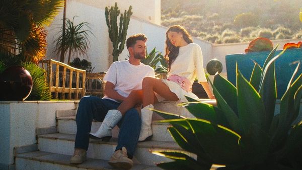 POVESTEA DE IUBIRE dintre Edward Sanda și Cleopatra Stratan prinde viață &icirc;n piesa "Ne suntem". REACȚIA fanilor este copleșitoare, lacrimi peste lacrimi: "Vă facem cunoștință cu noua noastră piesă și cea mai personală care..."