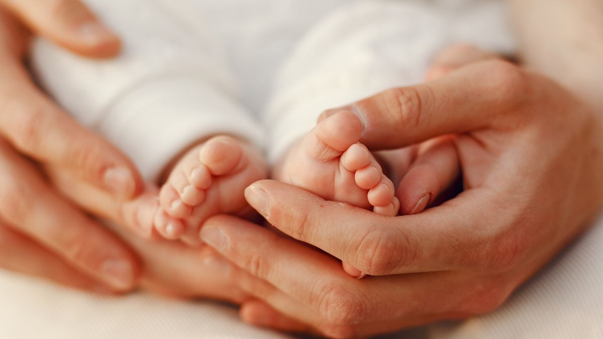 Doi concubini și-au aruncat copilul abia născut &icirc;n buda din fundul curții.