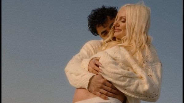 EXPLOZIE DE EMOȚII! Alexandra Stan și Ștefan Oprea au lansat videoclipul piesei "forEva", dar ANUNȚUL sarcinii a furat toate privirile