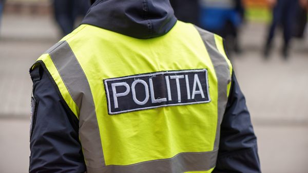 DETALII despre polițistii care s-au luat la bătaie &icirc;n timp ce o fetiță era grav rănită l&acirc;ngă ei. Ce s-a &icirc;nt&acirc;mplat la LOCUL ACCIDENTULUI și ce pedeapsă riscă unul dintre polițiști: "Nu m-am aşteptat la aşa ceva. O lovitură cu pumnul drept &icirc;n faţă și..."