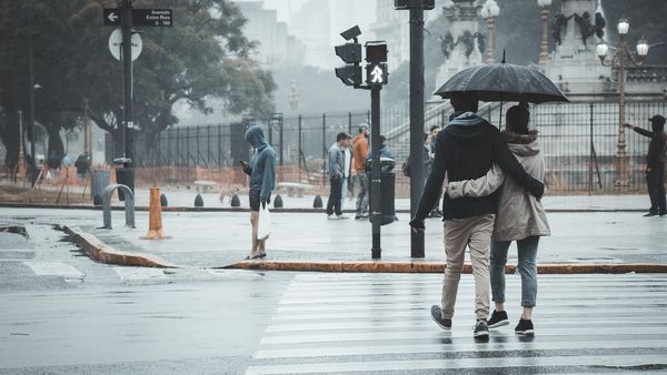 Se schimbă vremea &icirc;n Rom&acirc;nia! Meteorologii anunţă v&acirc;nt puternic, ploi şi ninsori &icirc;n zonele montane p&acirc;nă luni. &Icirc;ncep&acirc;nd din weekend, ploile se extind și &icirc;n restul țării