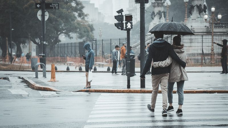 Se schimbă vremea &icirc;n Rom&acirc;nia! Meteorologii anunţă v&acirc;nt puternic, ploi şi ninsori &icirc;n zonele montane p&acirc;nă luni. &Icirc;ncep&acirc;nd din weekend, ploile se extind și &icirc;n restul țării