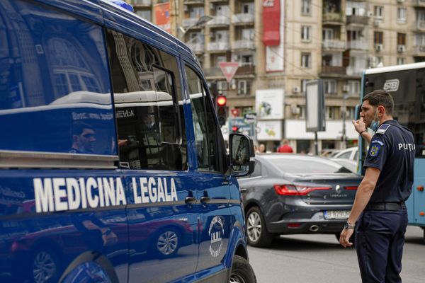 Durere fără margini! T&acirc;năra din C&acirc;mpulung Moldovenesc care a căzut de la etajul 5 al unui bloc nu a mai putut fi salvată. Avea doar 18 ani și se afla &icirc;n locuința familiei c&acirc;nd a avut loc tragedia