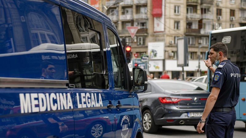 Durere fără margini! T&acirc;năra din C&acirc;mpulung Moldovenesc care a căzut de la etajul 5 al unui bloc nu a mai putut fi salvată. Avea doar 18 ani și se afla &icirc;n locuința familiei c&acirc;nd a avut loc tragedia