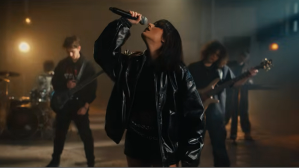 Alexandra Căpitanescu reinventeză piesa "Fuego". CUM SUNĂ HITUL cu care Eleni Foureira a reprezentat Cipru &icirc;n 2018 &icirc;n varianta rock