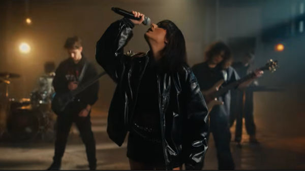 Alexandra Căpitanescu reinventeză piesa "Fuego". CUM SUNĂ HITUL cu care Eleni Foureira a reprezentat Cipru &icirc;n 2018 &icirc;n varianta rock