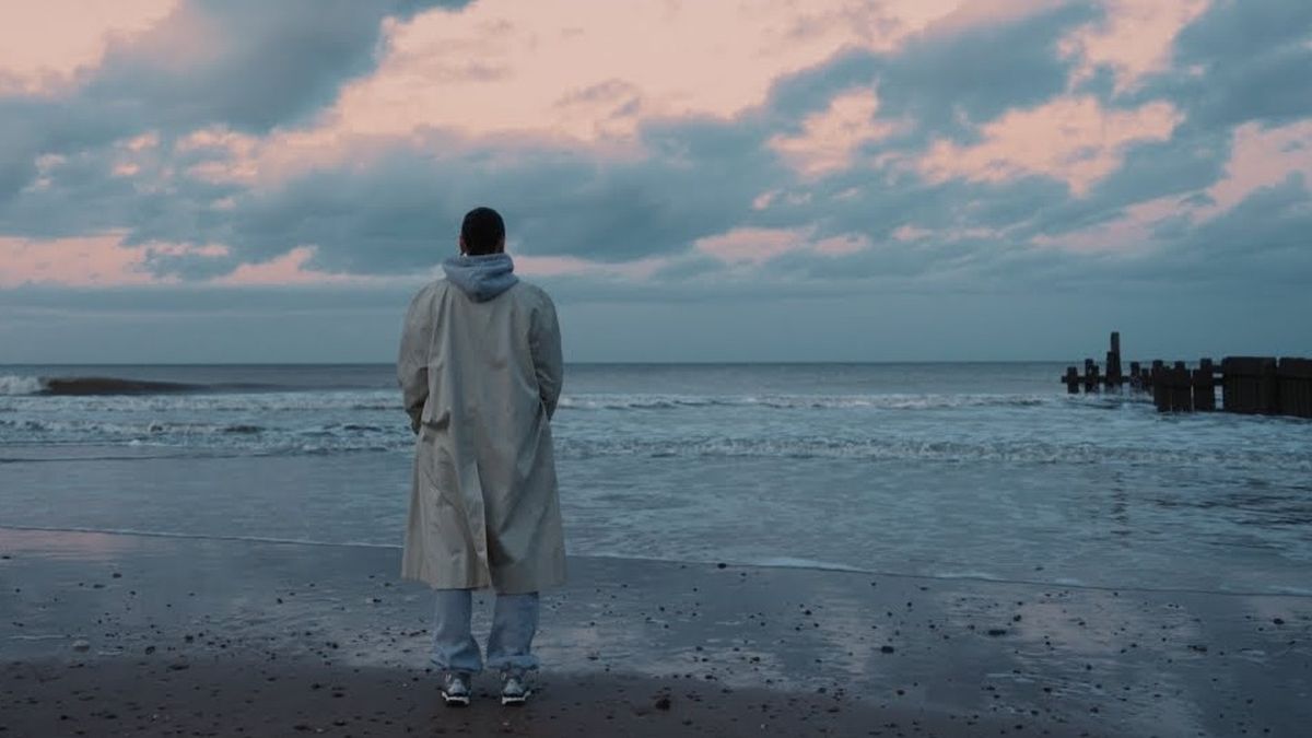 Jessie J a lansat piesa "Comes In Waves"