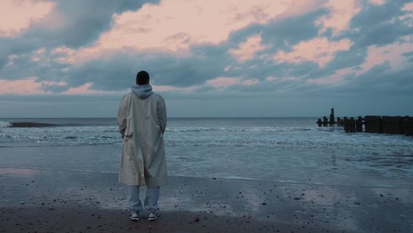 POVESTEA DUREROASĂ din spatele piesei "Comes In Waves". Jessie J: "Am scris acest c&acirc;ntec despre pierderea unei sarcini &icirc;n 2021 și despre cum m-au făcut să mă simt acea experiență de viață și acea tristețe."