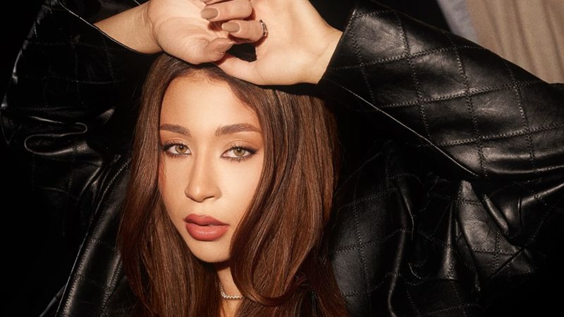 NOUA PIESĂ a artistei Nicole Cherry aduce "Pic de Dragoste". DĂ PLAY ȘI VEZI DACĂ INTRĂ PE REPEAT...merită un loc &icirc;n PLAYLISTUL TĂU: "A pornit dintr-o poveste reală, a unei persoane din viața mea, pe care am simțit să o transpun &icirc;ntr-o piesă"