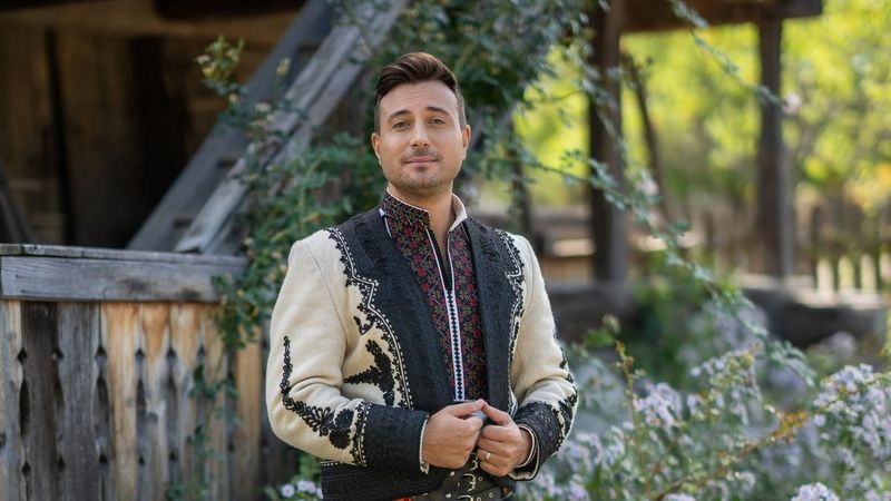 Cum a fost surprins Valentin Sanfira după dezvăluirile făcute de Codruța Filip? Interpretul de muzică populară nu se lasă afectat de reacțiile din online și &icirc;ntoarce toate privirile oriunde merge