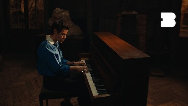Harry Styles surprinde Parisul! Interpretarea piesei "Carla's Song" &icirc;ntr-un muzeu LASĂ PUBLICUL FĂRĂ CUVINTE, iar cadrele sunt SPECTACULOASE: "Să o privesc ascult&acirc;nd acea piesă pentru prima dată a fost ca și cum aș fi văzut pe cineva descoperind magia"