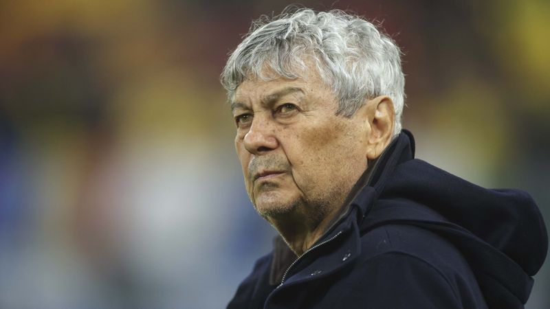 SCENE SF&Acirc;ȘIETOARE la priveghiul lui Mircea Lucescu. Un renumit antrenor a cedat &icirc;n fața durerii şi s-a așezat &icirc;n genunchi. A sărutat sicriul: "Cariera mea, cu tot talentul meu, poate nu era nici la jumătate dacă nu era el"