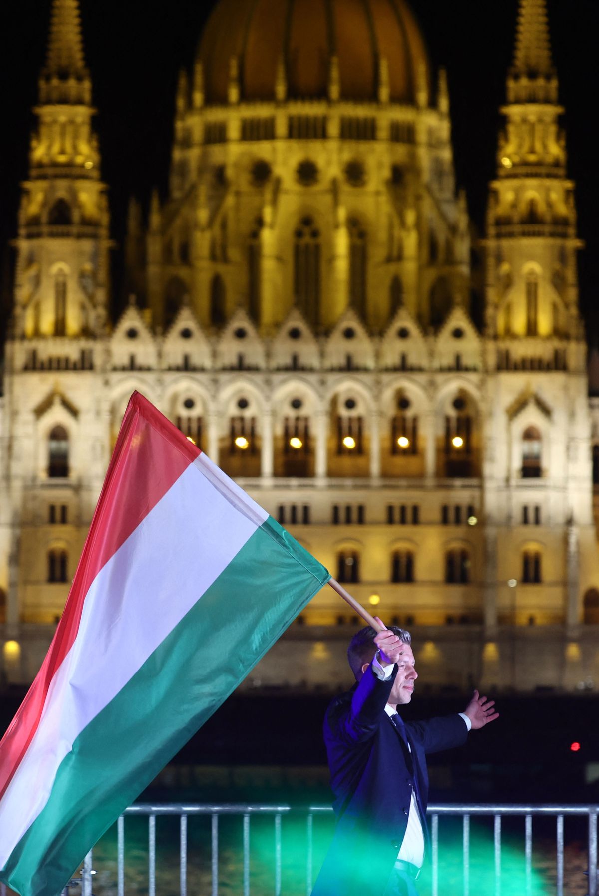 Maghiarul care a &bdquo;ARUNCAT&rdquo; internetul &icirc;n aer! Dansul VIRAL care a eclipsat urnele