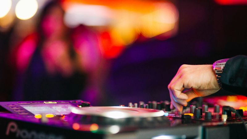 Ce faci &icirc;n weekendul 17-19 aprilie 2026. Lista celor mai tari evenimente organizate &icirc;n București: concerte, spectacole, ateliere, expoziții și festivaluri