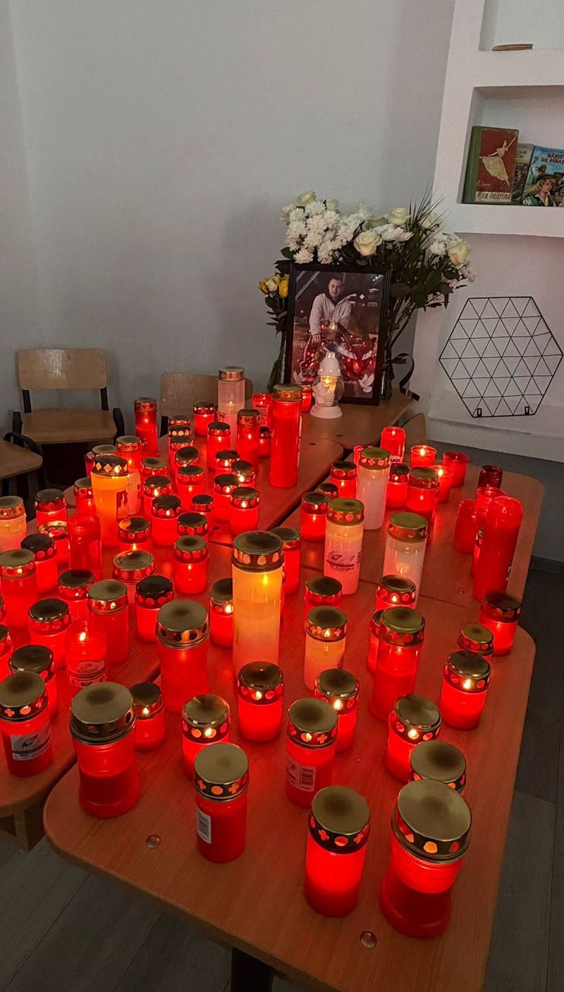 Un motociclist de 17 ani a murit după ce a fost lovit în plin de o șoferiță care nu i-a acordat prioritate