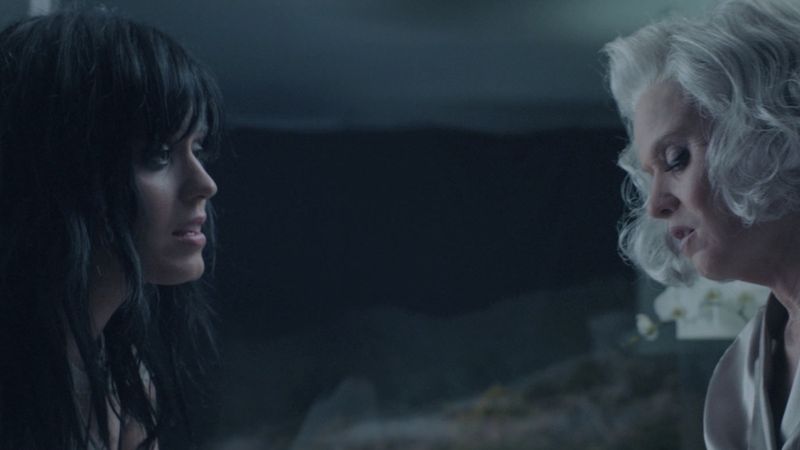 Katy Perry a lansat versiunea "director's cut" pentru piesa "The One That Got Away". Aduce o perspectivă COMPLET DIFERITĂ A HITULUI: "Trecutul e ca un pumn cu praf. Se strecoară printre degete și dispare, puțin c&acirc;te puțin. &Icirc;mi doresc să-l revizitez"