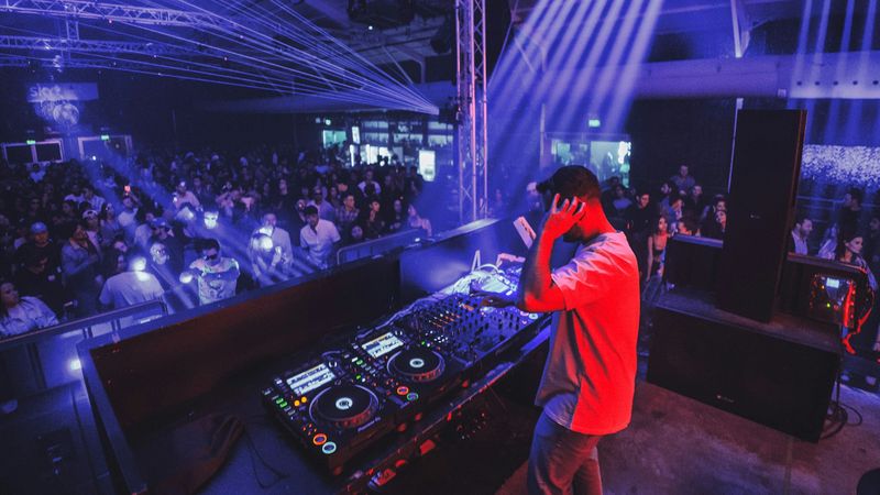 Ce faci &icirc;n weekendul 24-26 aprilie 2026. Lista evenimentelor pe care nu trebuie să le ratezi &icirc;n București: The Color Run, Retroparada Primăverii, Străzi Deschise 2026, concerte și spectacole