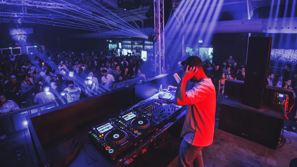 Ce faci &icirc;n weekendul 24-26 aprilie 2026. Lista evenimentelor pe care nu trebuie să le ratezi &icirc;n București: The Color Run, Retroparada Primăverii, Străzi Deschise 2026, concerte și spectacole