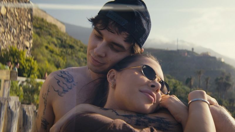 Piesa care NU TREBUIE SĂ-ȚI LIPSEASCĂ DIN PLAYLIST vara aceasta! rareș le oferă fanilor "Apus de soare" pentru un sezon estival