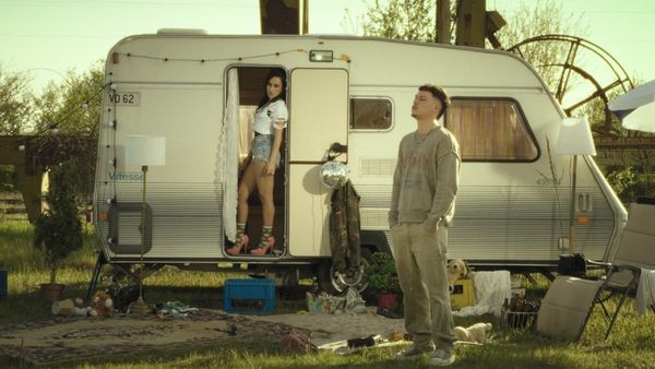 Holy Molly și M.G.L. aduc &icirc;n playlist-uri piesa "Iubirea naște monștri" și devine HIT VIRAL. DĂ-I PLAY și vezi de ce EXPLODEAZĂ  &icirc;n ascultări