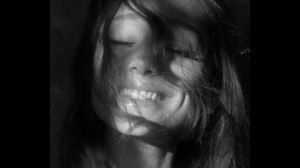 Ariana Grande lansează "petal"